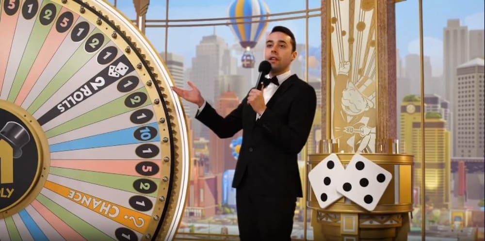 El crupier está jugando al Monopoly Live